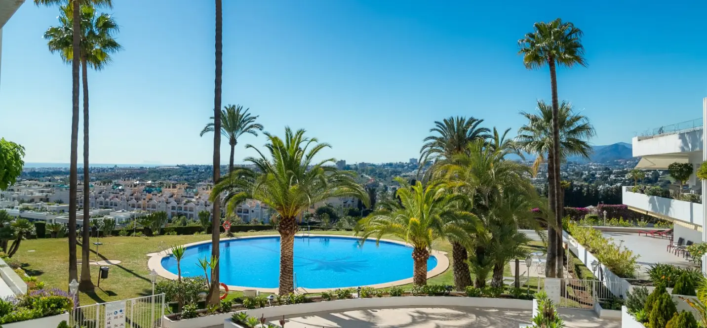 Sale of middle floor apartment in The Golden Mile 1