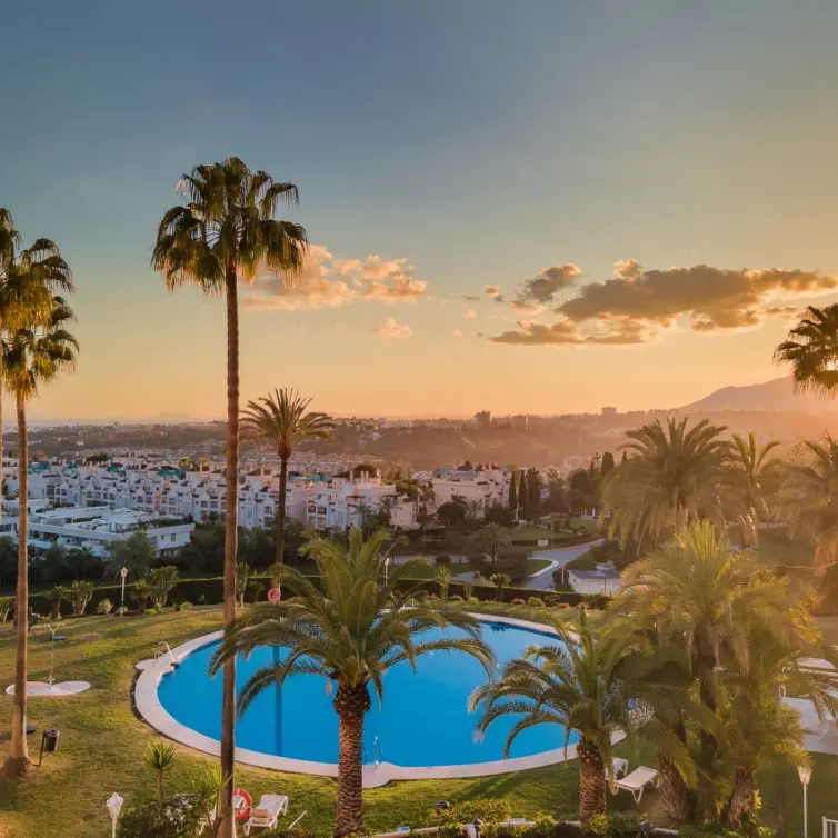 Sale of middle floor apartment in The Golden Mile
