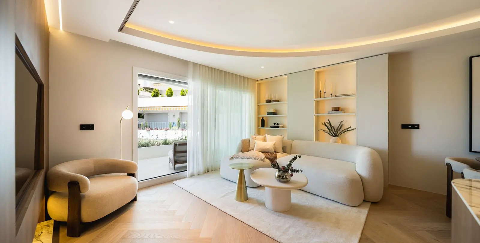 Продажа апартаментов на среднем этаже в The Golden Mile 7