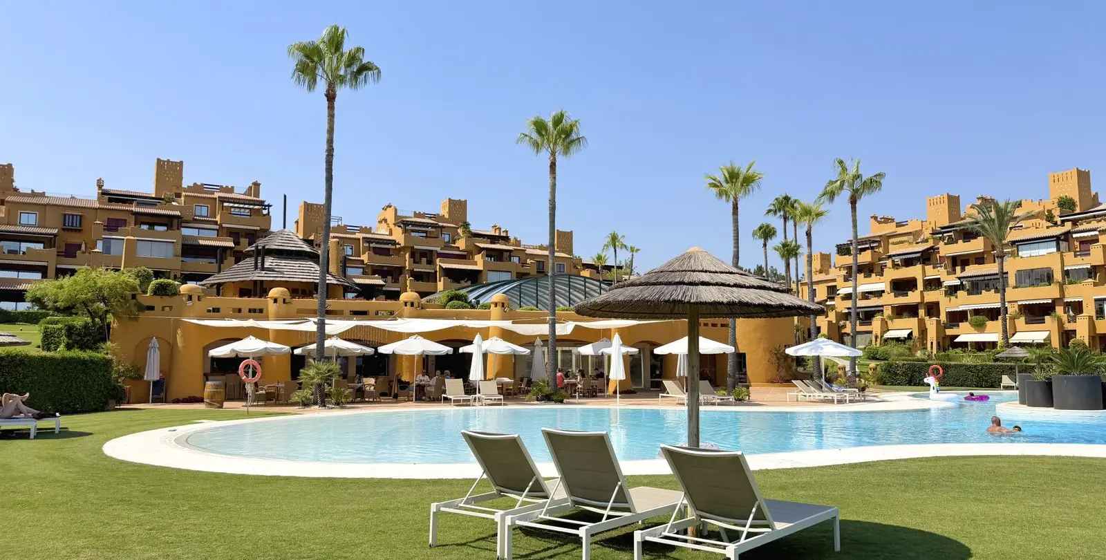 Venta de apartamento en planta media en Estepona 1