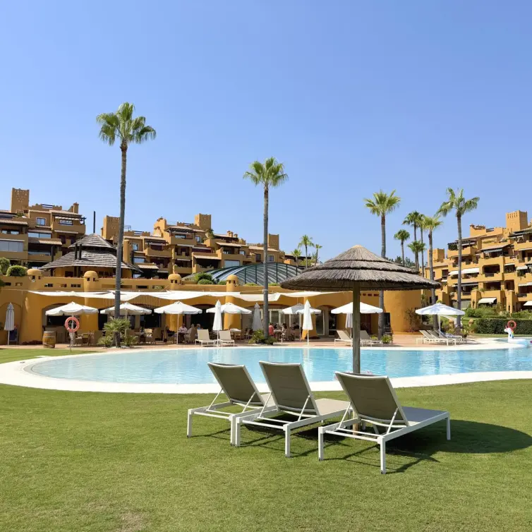 Venta de apartamento en planta media en Estepona