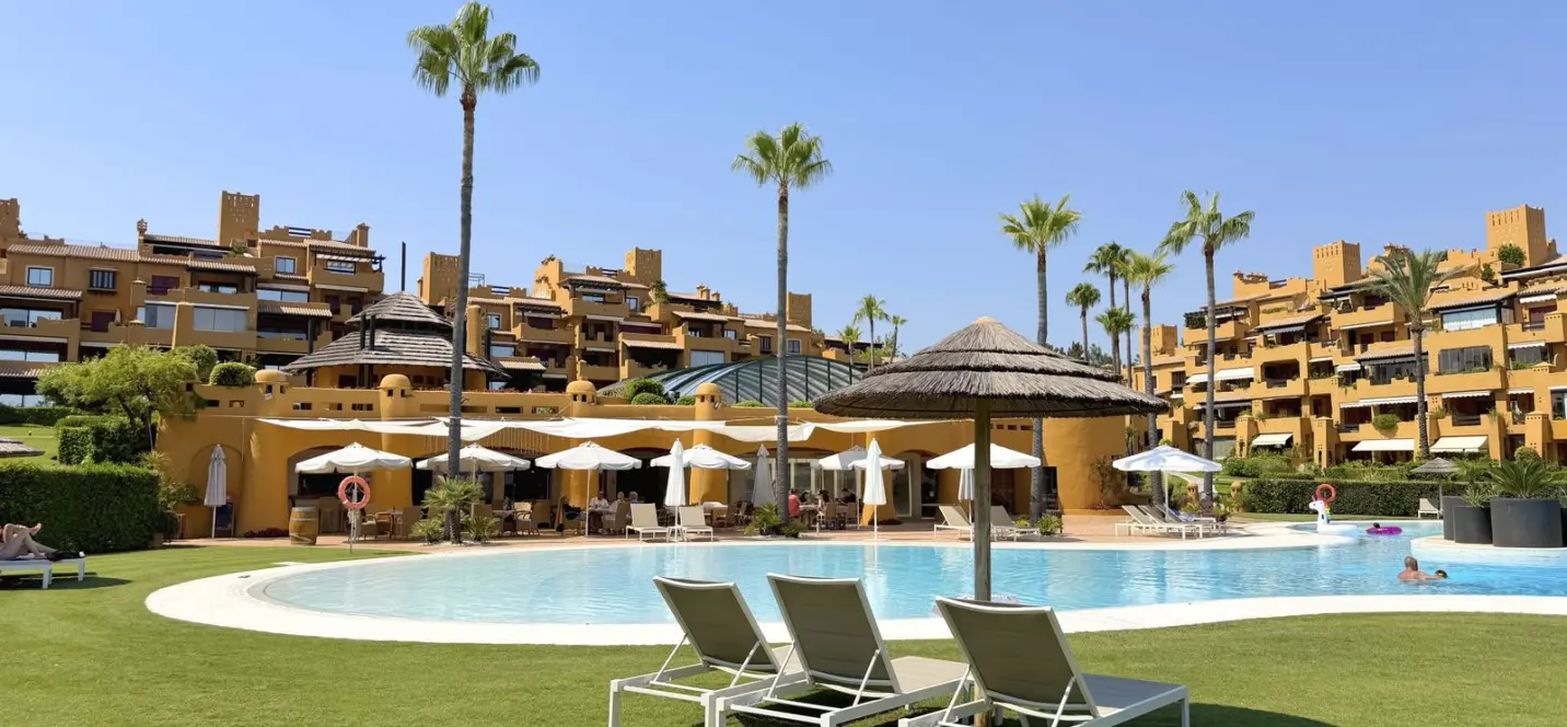 Venta de apartamento en planta media en Estepona 0