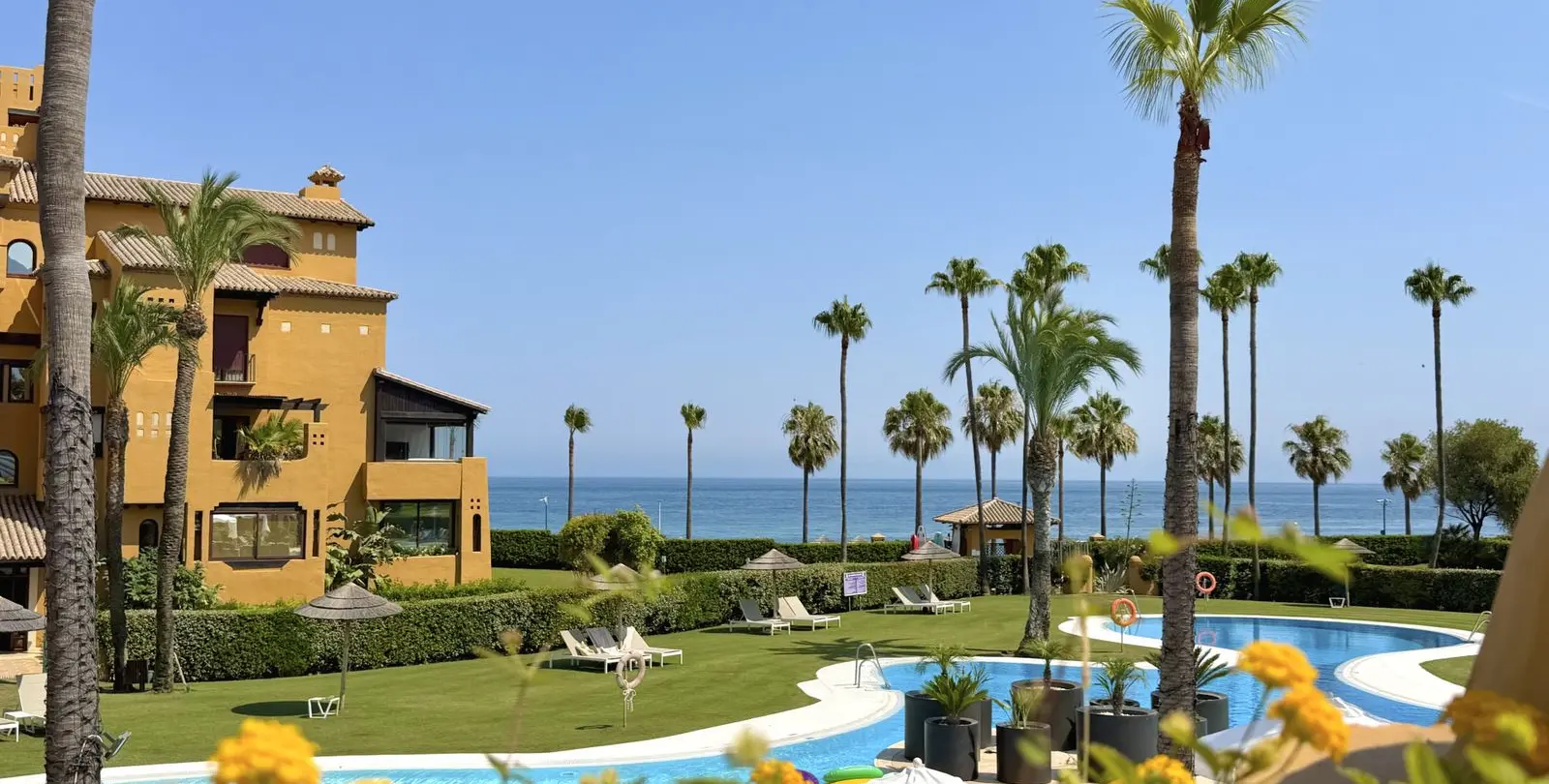 Venta de apartamento en planta media en Estepona 2