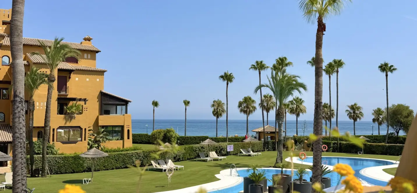 Venta de apartamento en planta media en Estepona 1
