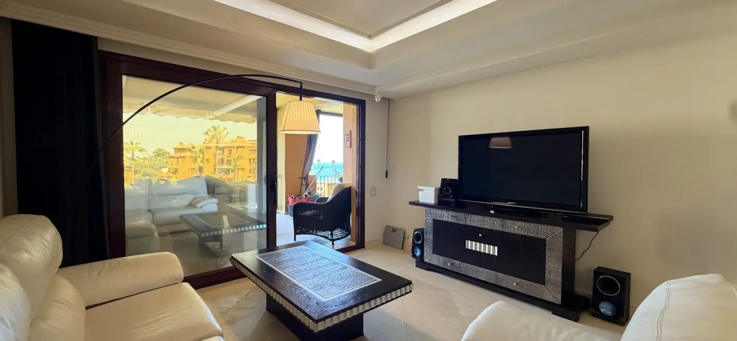Venta de apartamento en planta media en Estepona 2