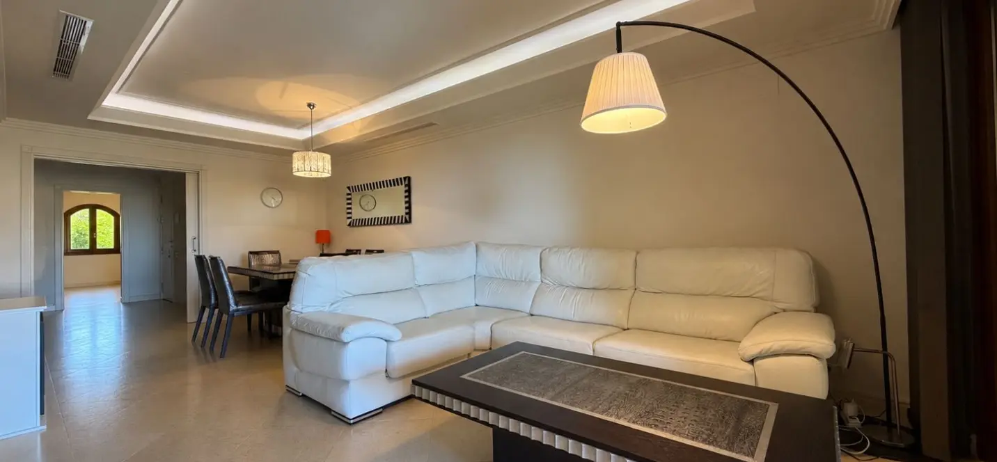 Venta de apartamento en planta media en Estepona 3
