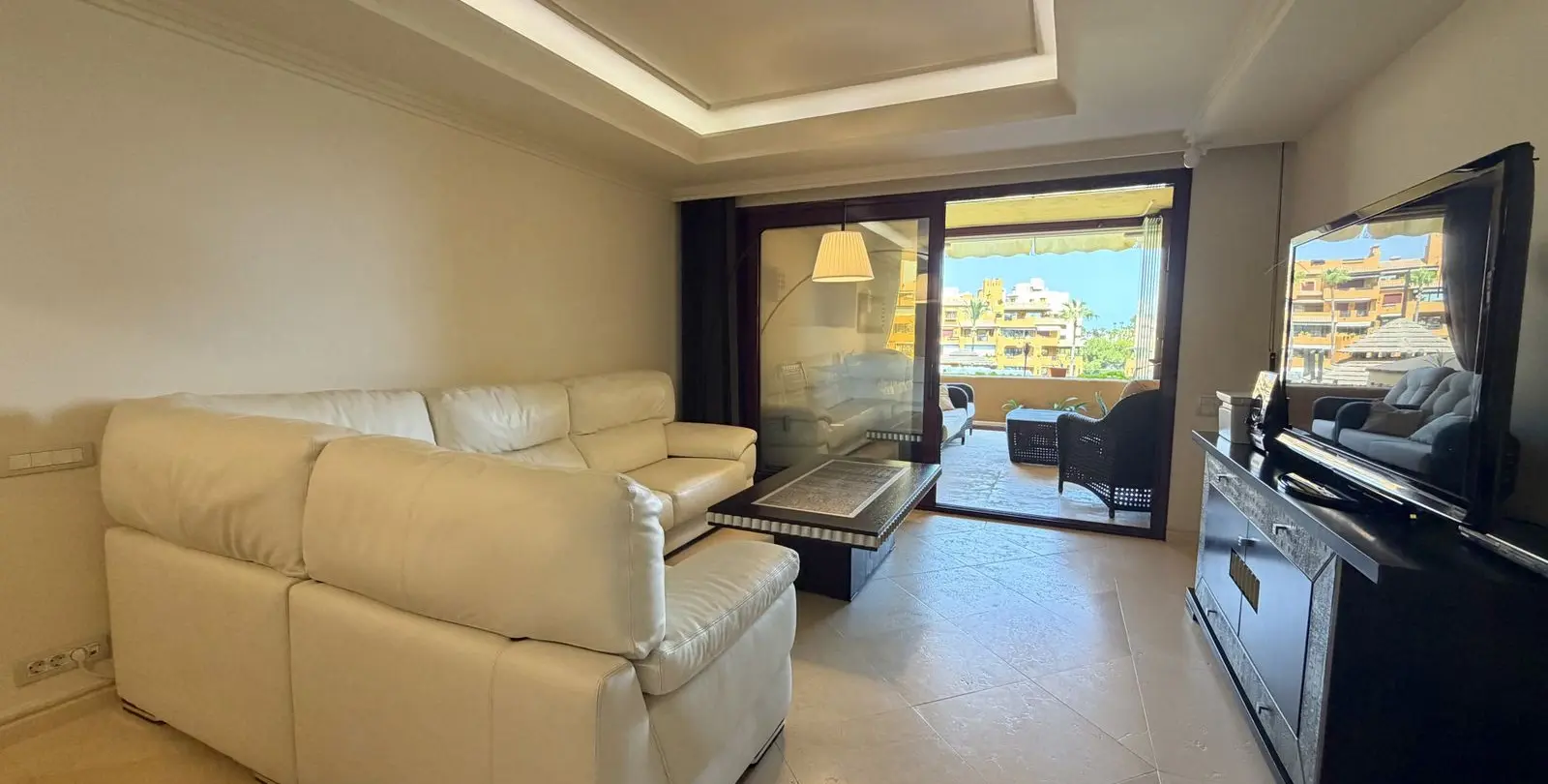 Venta de apartamento en planta media en Estepona 5