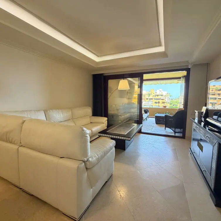 Venta de apartamento en planta media en Estepona