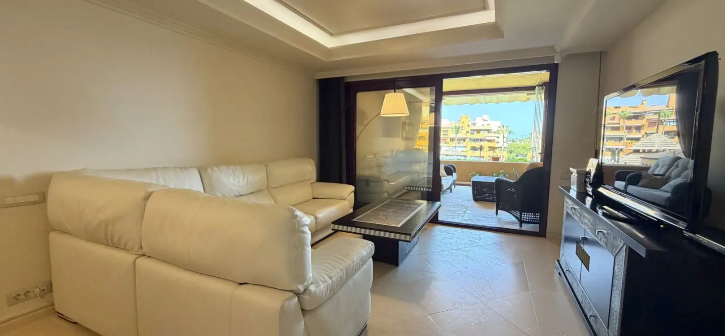 Venta de apartamento en planta media en Estepona 4