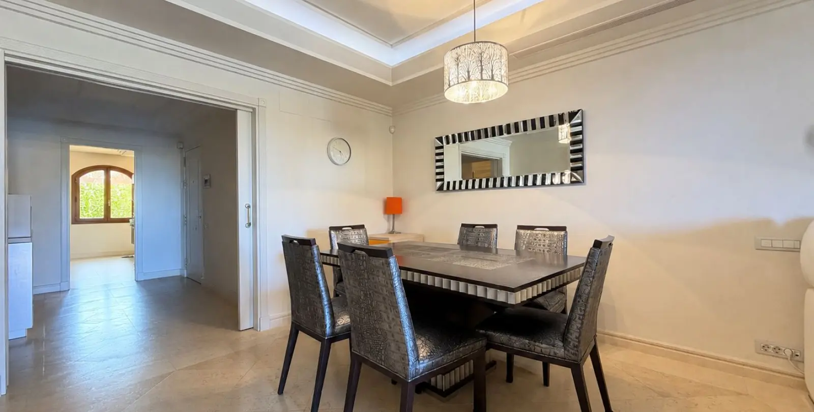 Venta de apartamento en planta media en Estepona 6