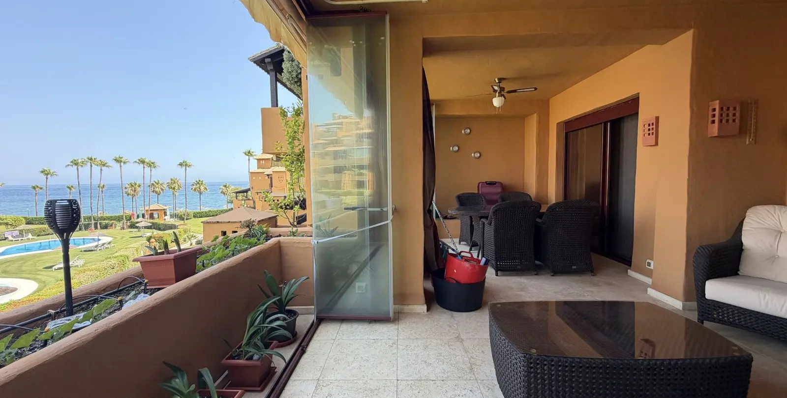 Venta de apartamento en planta media en Estepona 11