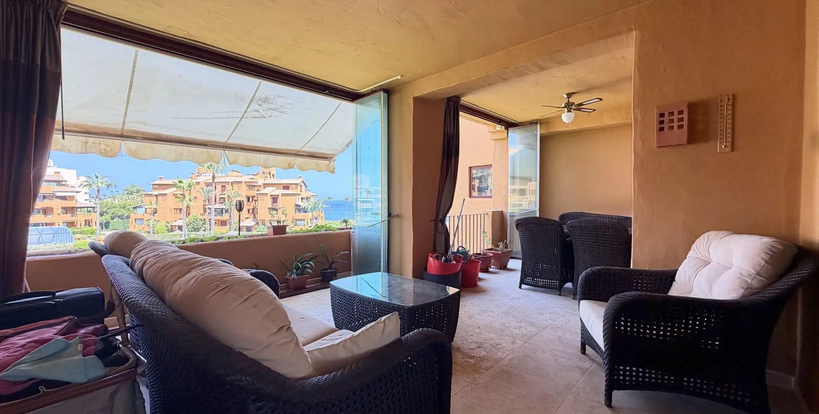 Venta de apartamento en planta media en Estepona 13
