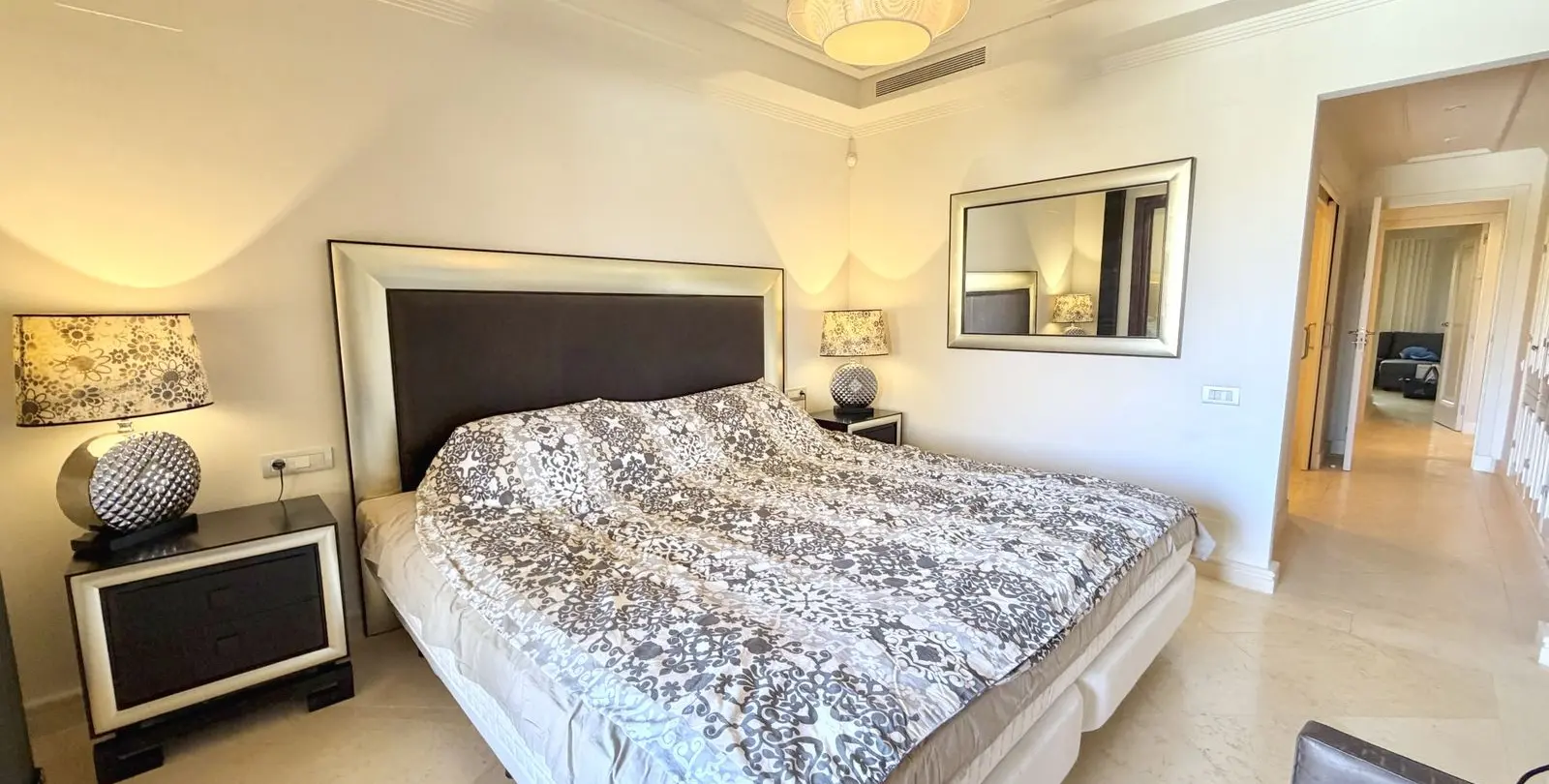 Venta de apartamento en planta media en Estepona 14