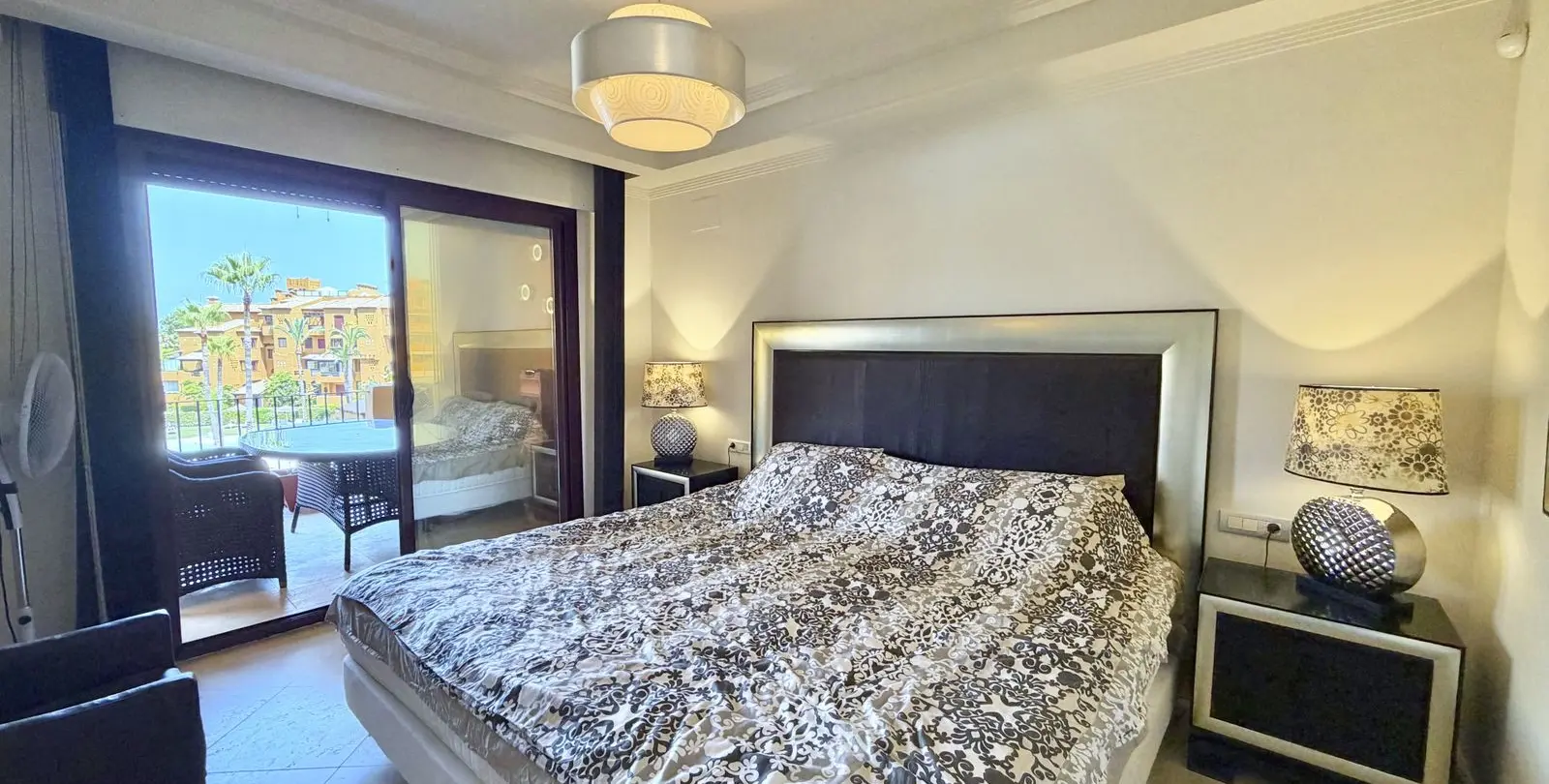 Venta de apartamento en planta media en Estepona 15