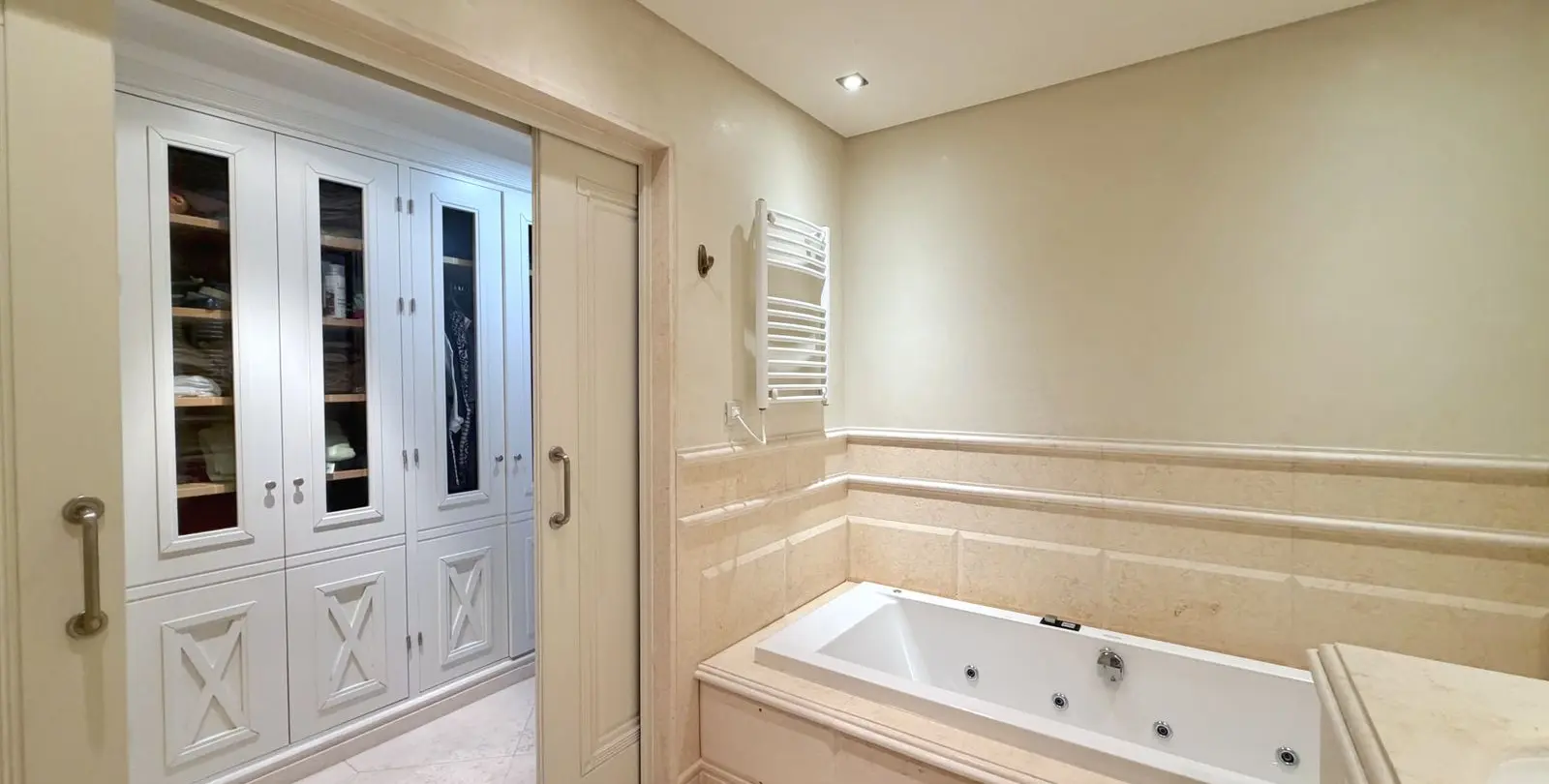 Venta de apartamento en planta media en Estepona 16
