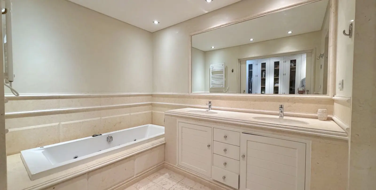 Venta de apartamento en planta media en Estepona 18