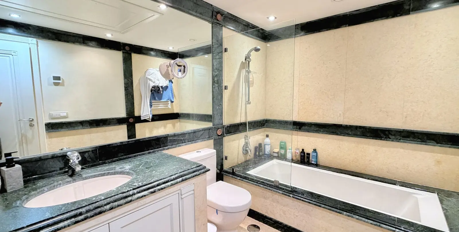 Venta de apartamento en planta media en Estepona 19
