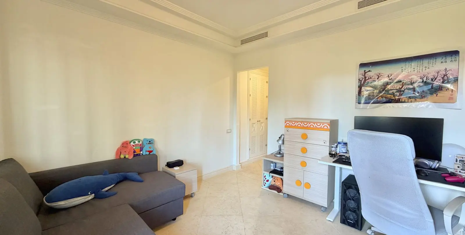 Venta de apartamento en planta media en Estepona 20