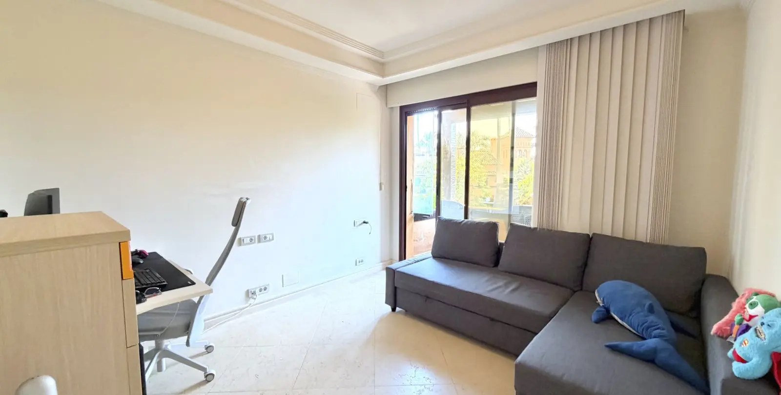 Venta de apartamento en planta media en Estepona 21