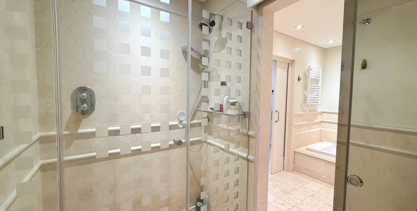 Venta de apartamento en planta media en Estepona 22