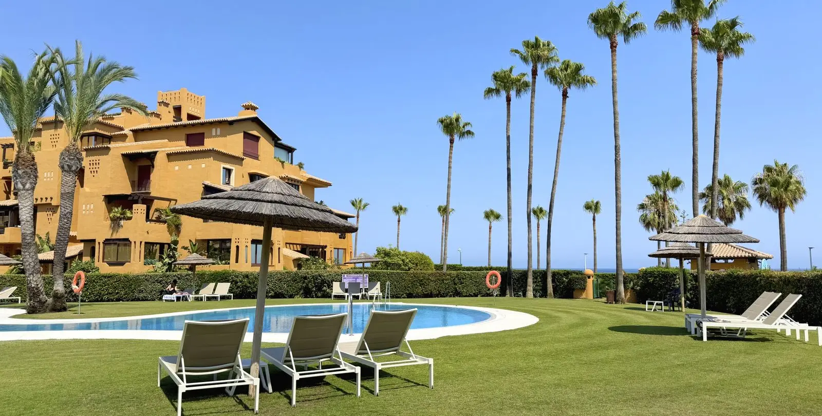 Venta de apartamento en planta media en Estepona 27