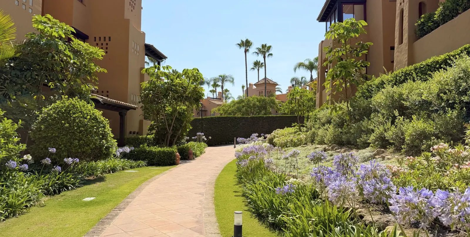 Venta de apartamento en planta media en Estepona 28