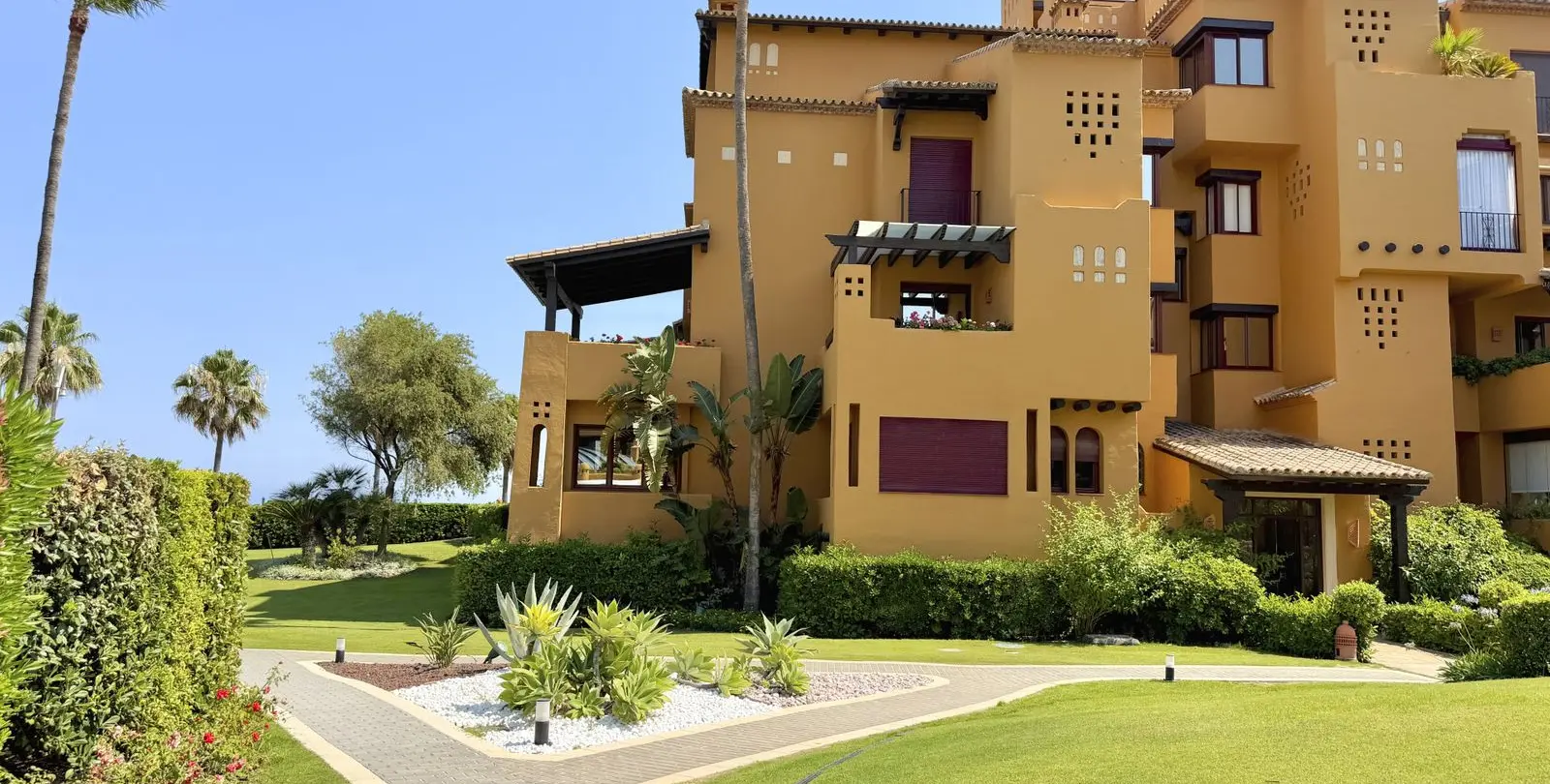 Venta de apartamento en planta media en Estepona 29