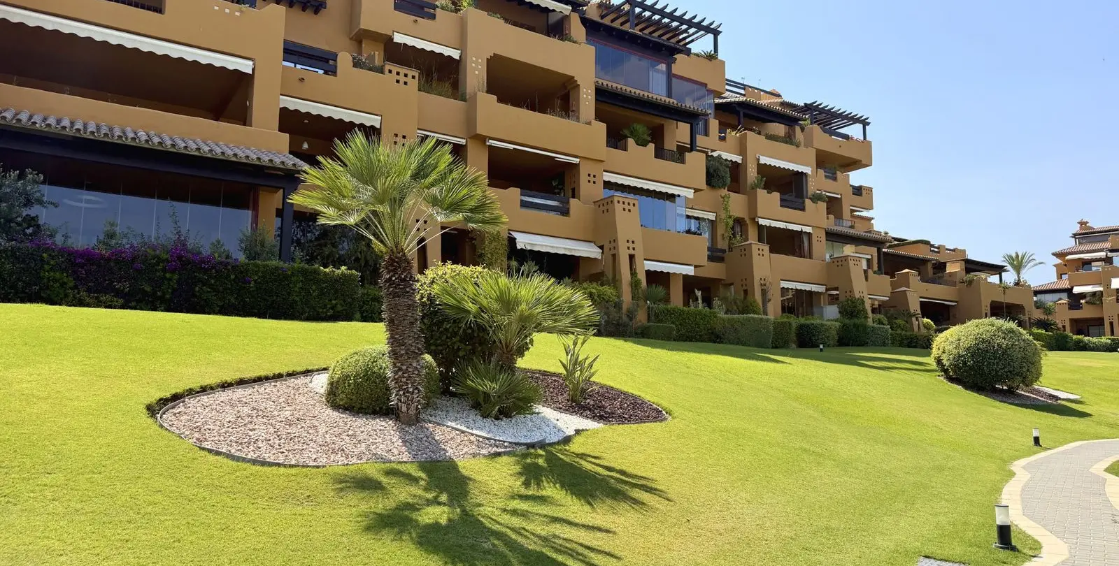 Venta de apartamento en planta media en Estepona 30