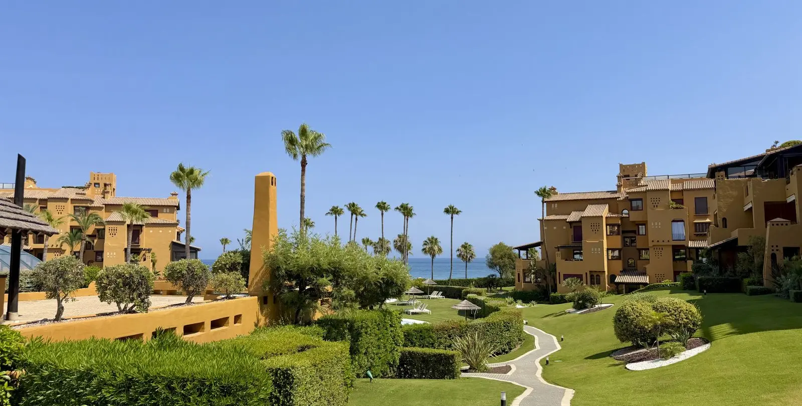 Venta de apartamento en planta media en Estepona 32