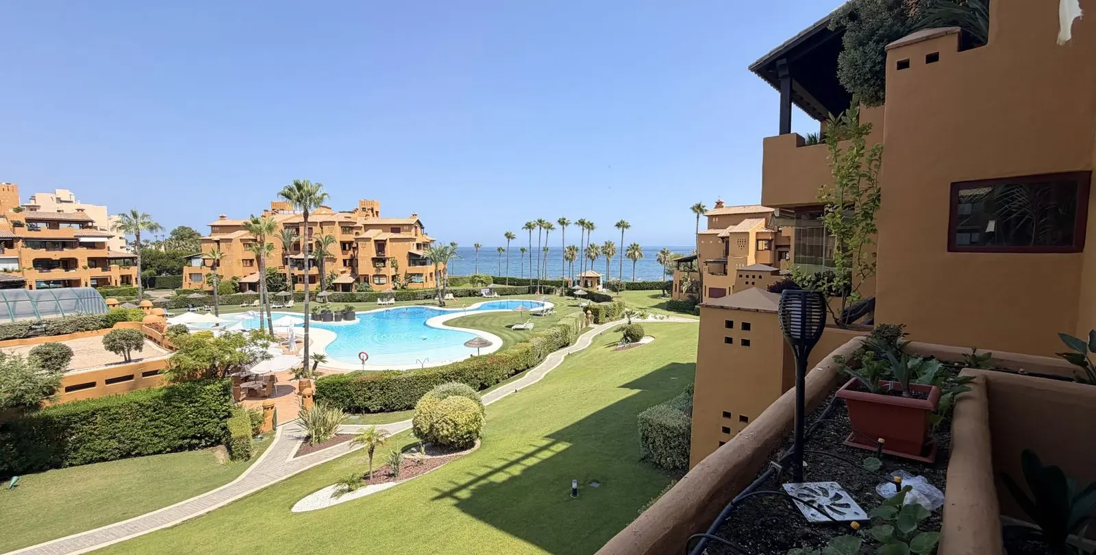 Venta de apartamento en planta media en Estepona 33