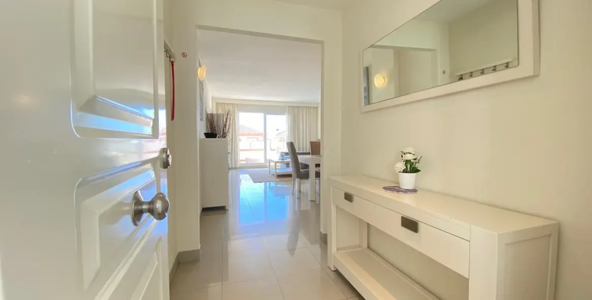 Sale of middle floor apartment in Estepona 2