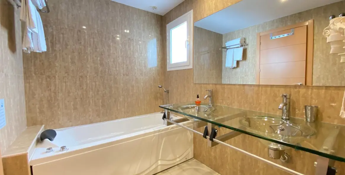 Sale of middle floor apartment in Estepona 11