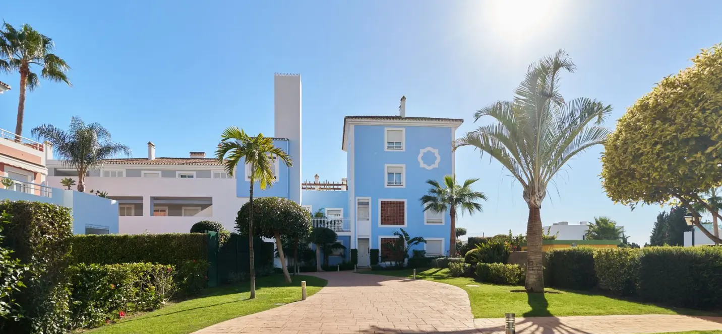 Venta de apartamento en planta media en Estepona 0