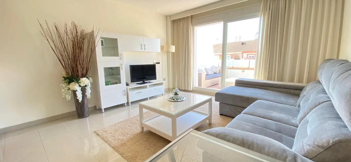 Venta de apartamento en planta media en Estepona 3
