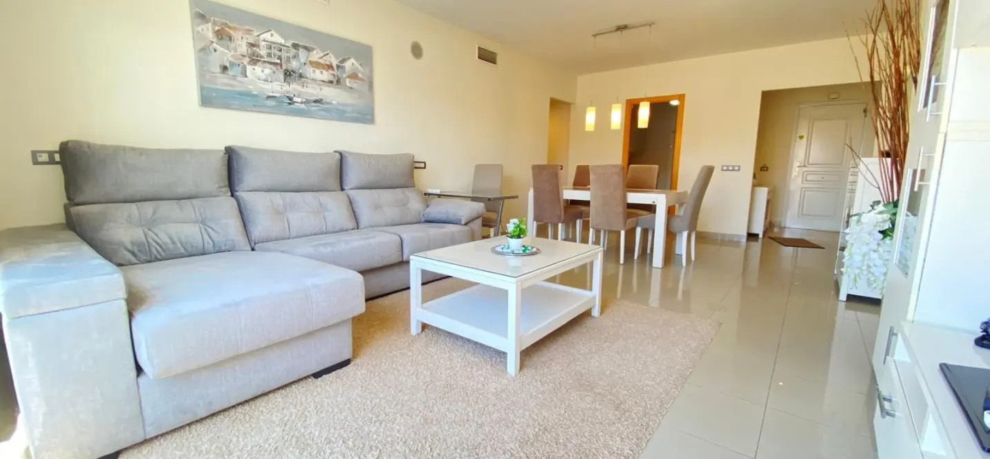 Venta de apartamento en planta media en Estepona 4