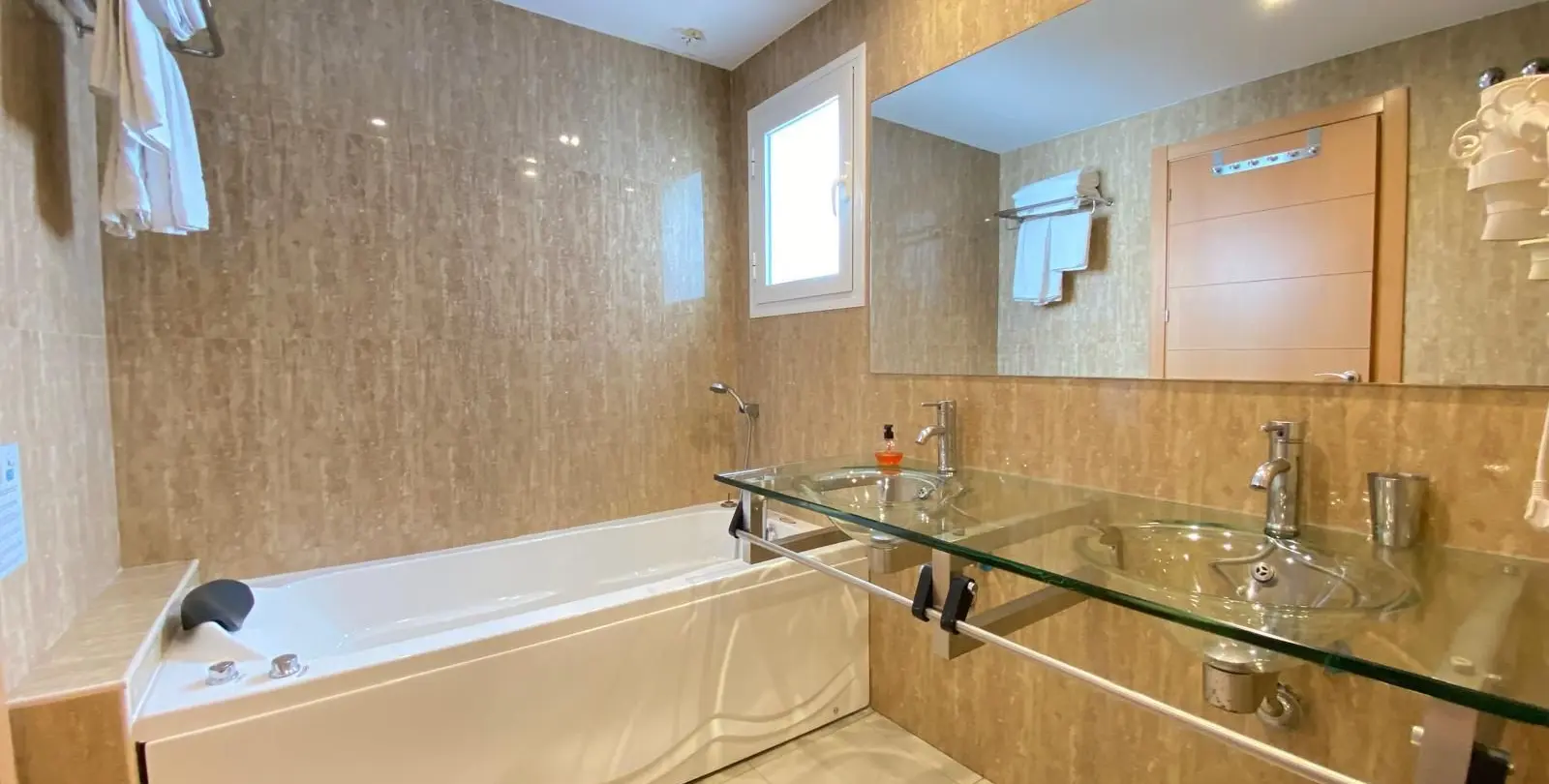 Sale of middle floor apartment in Estepona 11
