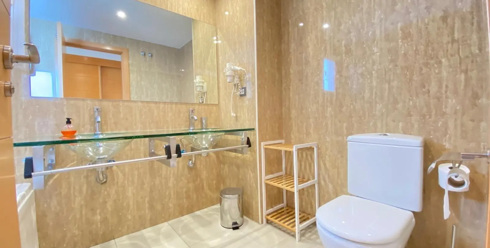 Sale of middle floor apartment in Estepona 12