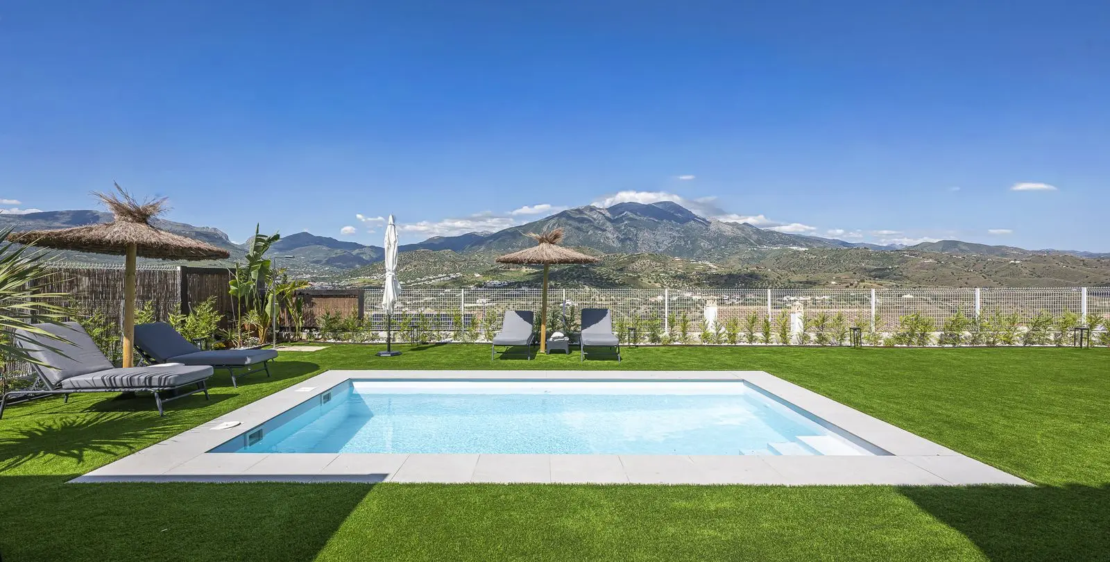 Sale of detached villa in La Viñuela 2