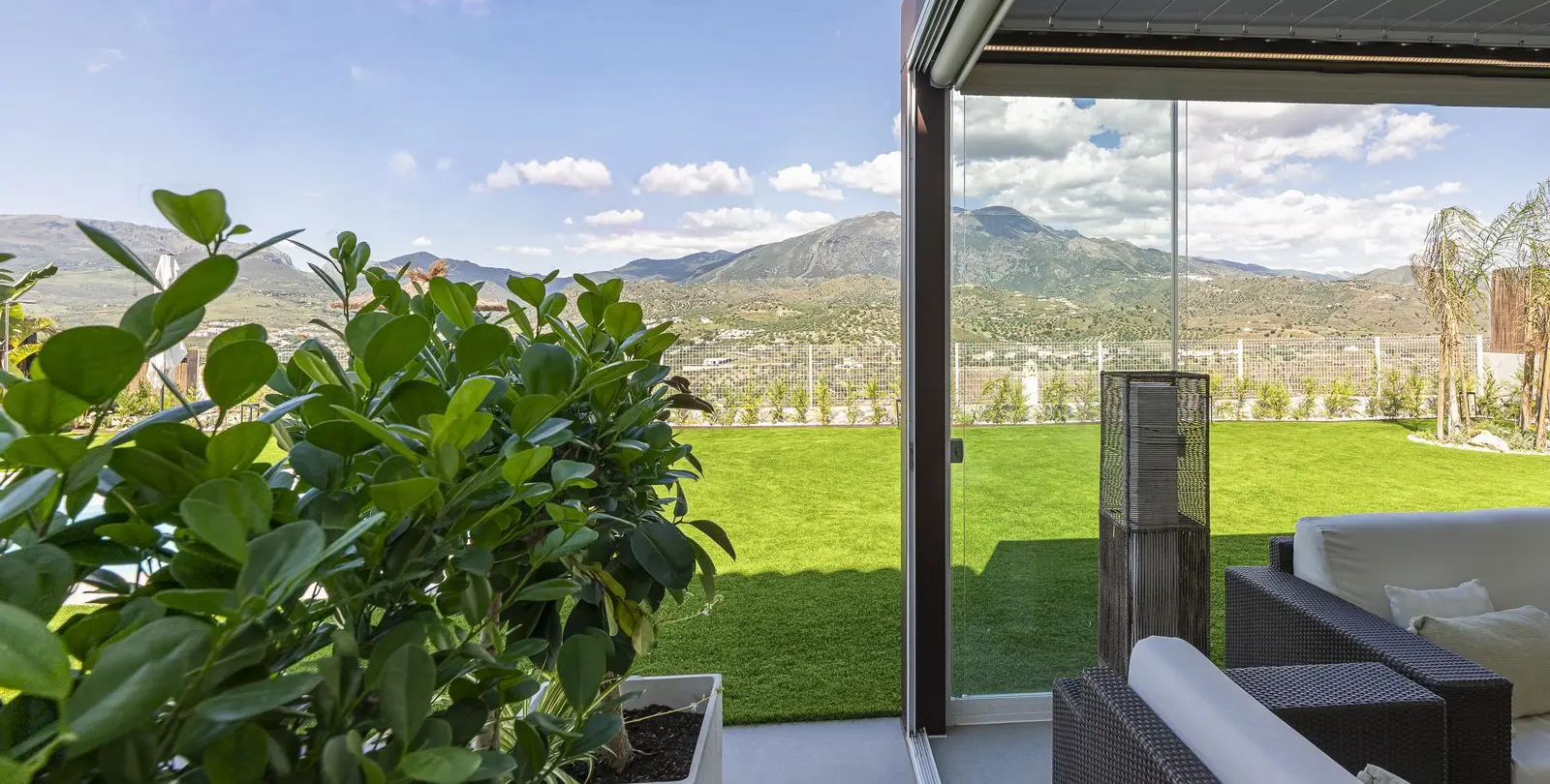 Sale of detached villa in La Viñuela 15