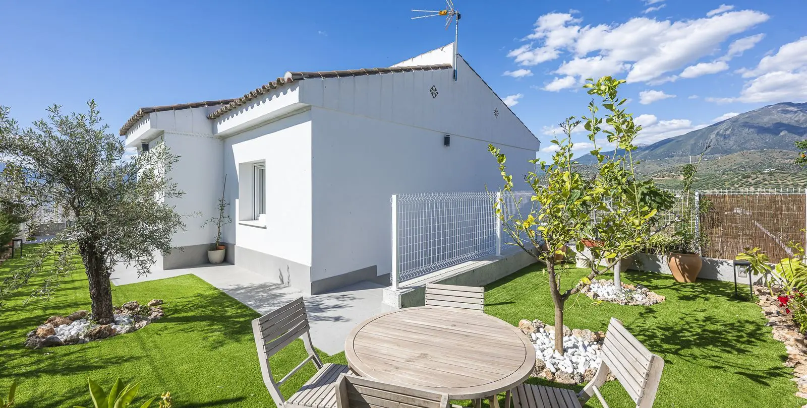 Sale of detached villa in La Viñuela 43