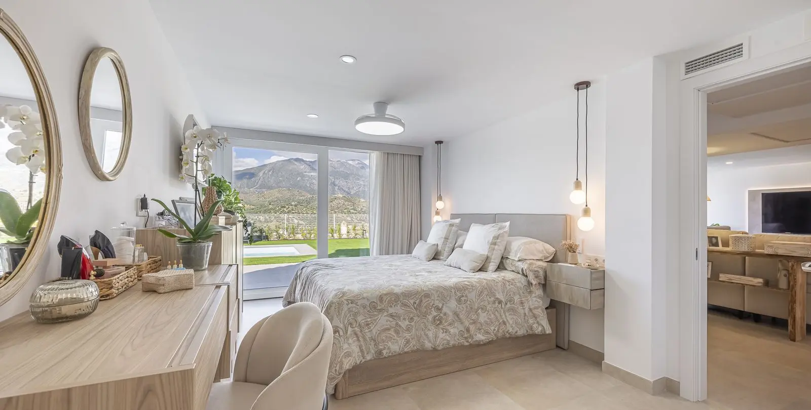 Sale of detached villa in La Viñuela 47