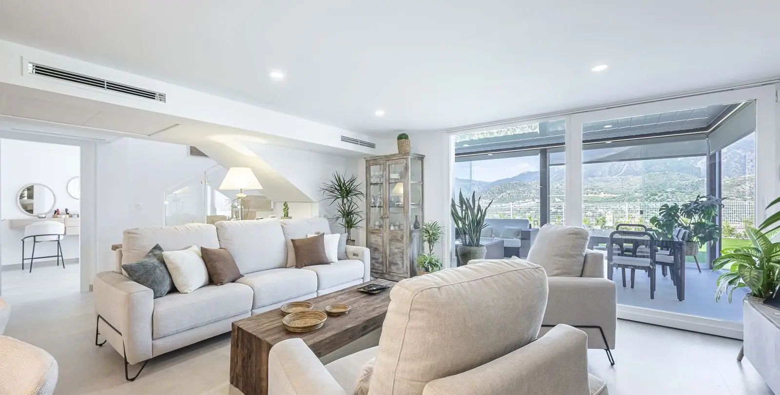 Sale of detached villa in La Viñuela 61