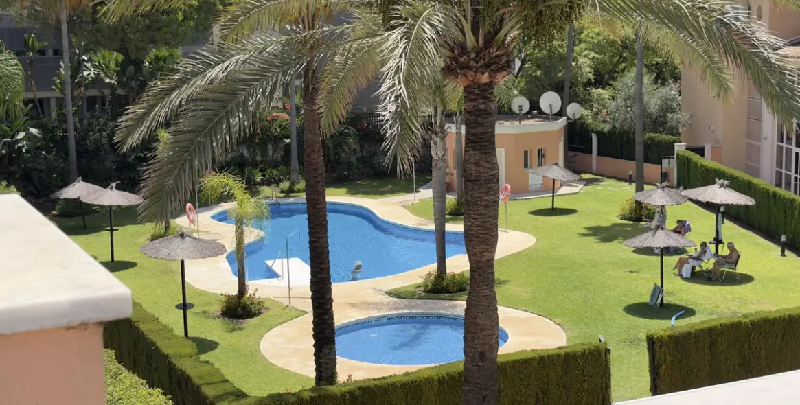 Sale of penthouse in Elviria 2