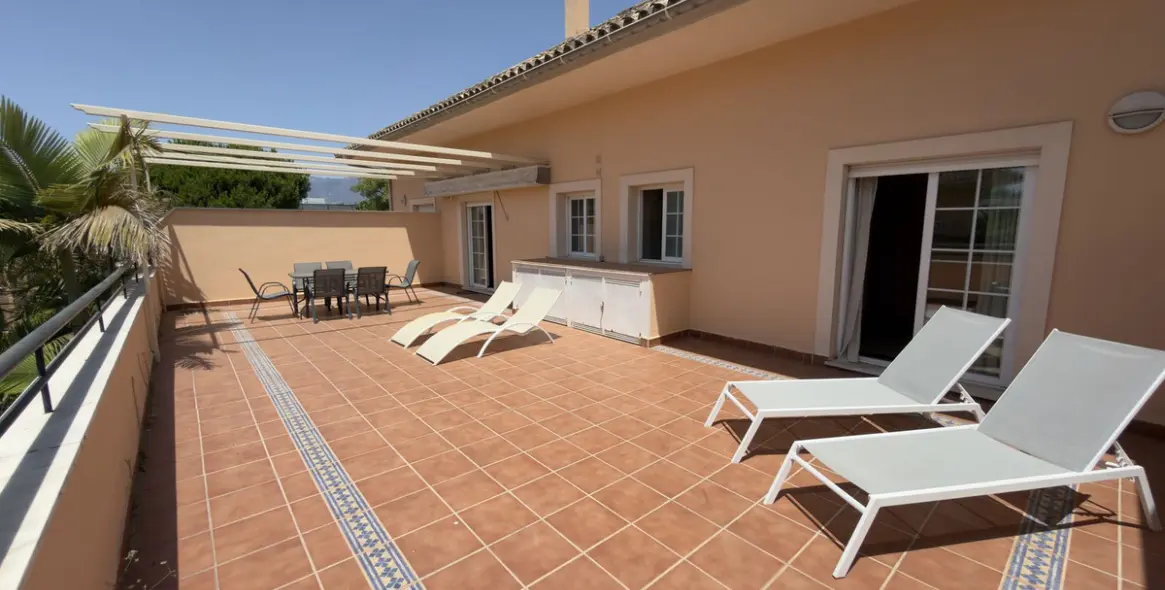 Sale of penthouse in Elviria 3