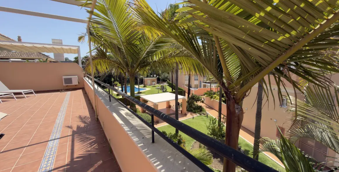 Sale of penthouse in Elviria 9