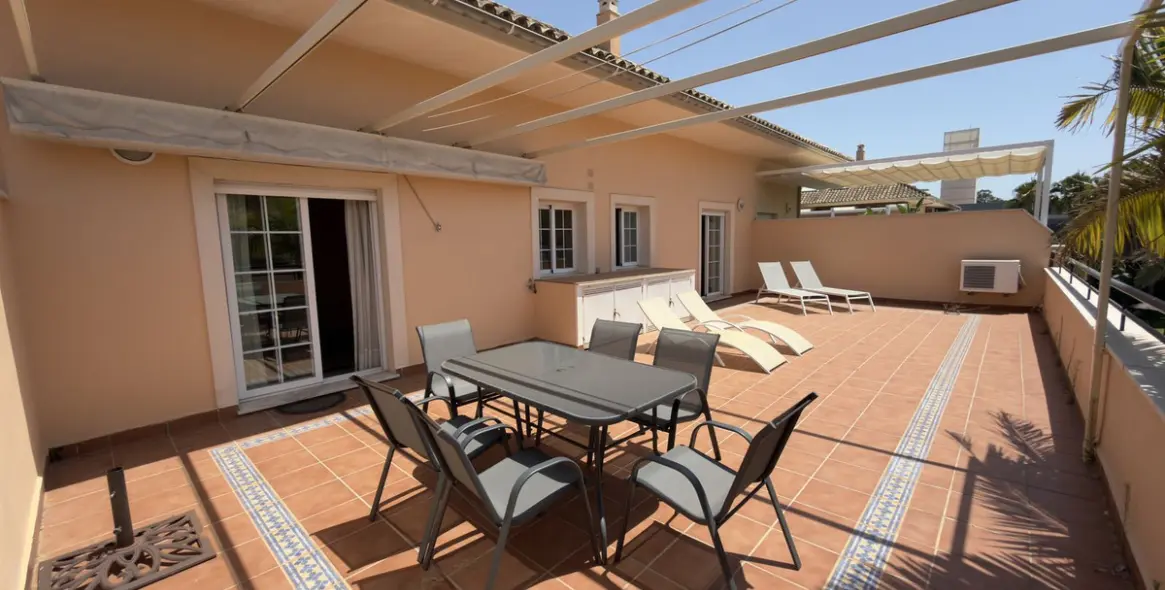 Sale of penthouse in Elviria 10
