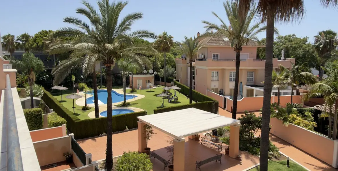 Sale of penthouse in Elviria 12