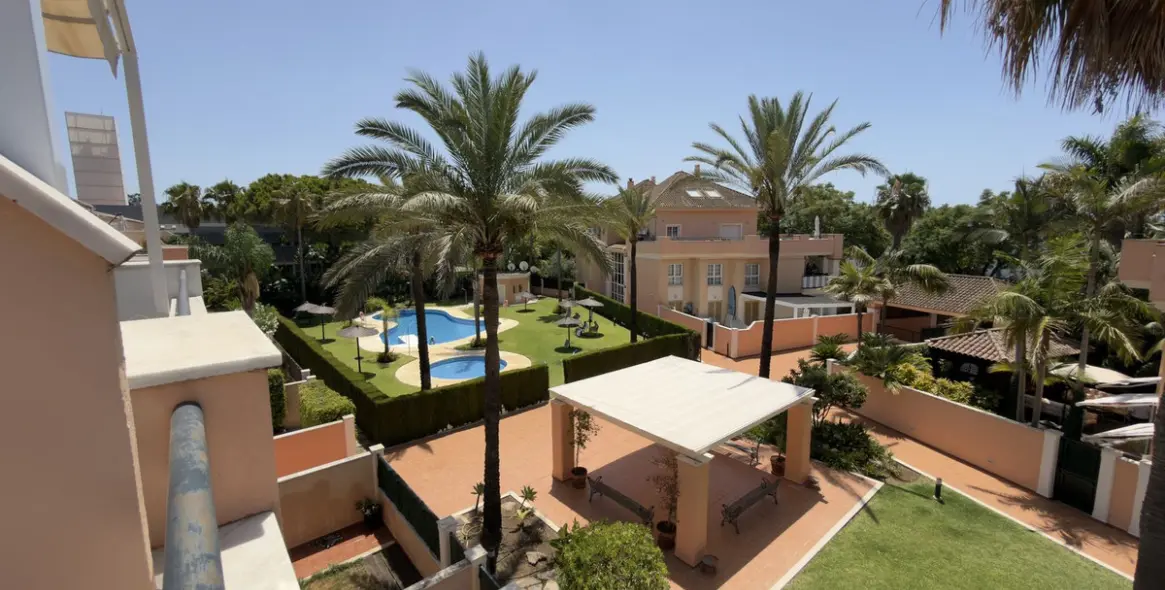 Sale of penthouse in Elviria 13