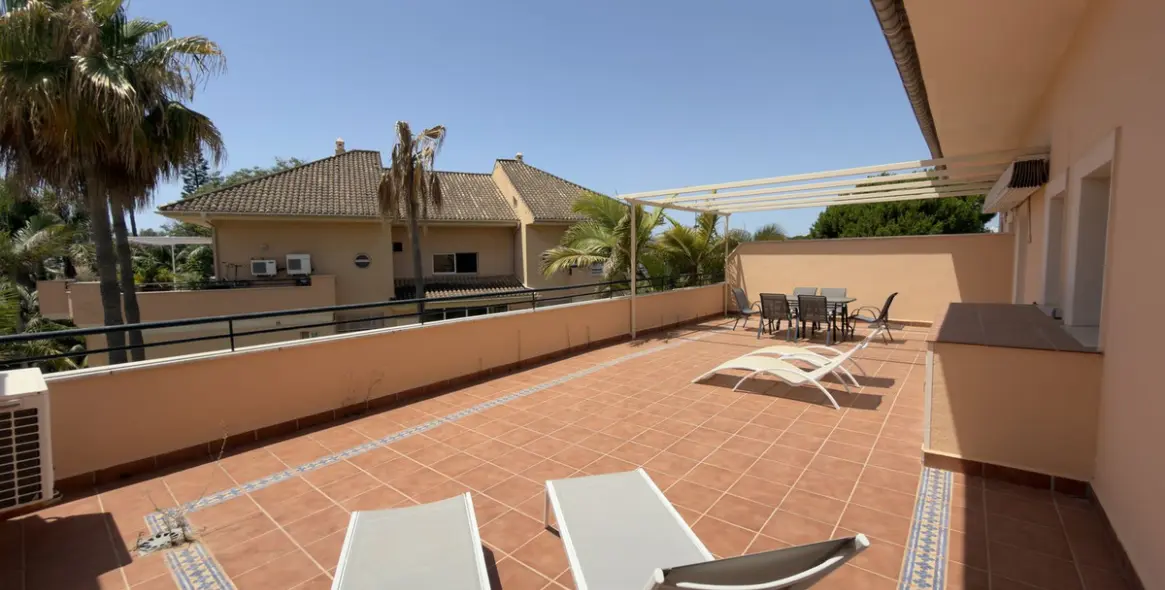 Sale of penthouse in Elviria 14