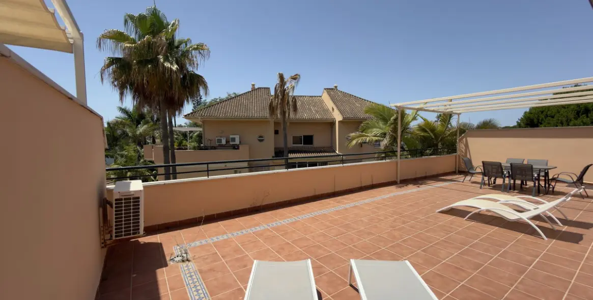 Sale of penthouse in Elviria 15